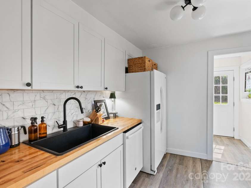 26 Oteen Park Place, Asheville, NC 28805.  MLS# CAR4292773, YatesRealty ID 34540. 