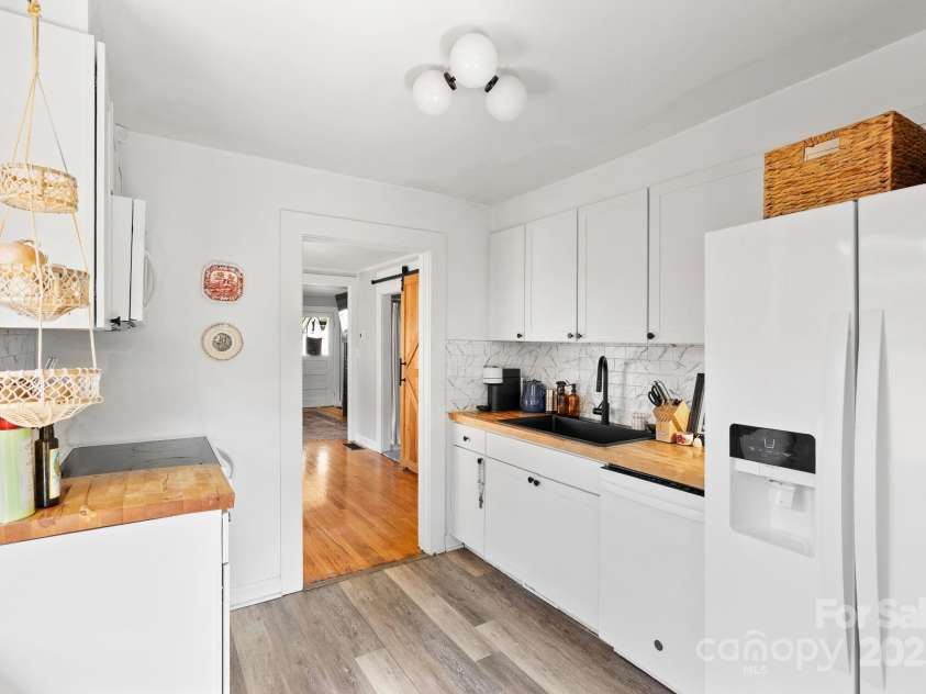 26 Oteen Park Place, Asheville, NC 28805.  MLS# CAR4292773, YatesRealty ID 34540. 