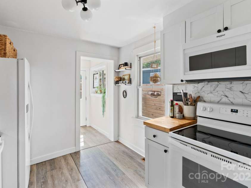 26 Oteen Park Place, Asheville, NC 28805.  MLS# CAR4292773, YatesRealty ID 34540. 