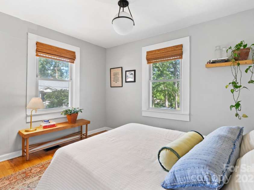 26 Oteen Park Place, Asheville, NC 28805.  MLS# CAR4292773, YatesRealty ID 34540. 