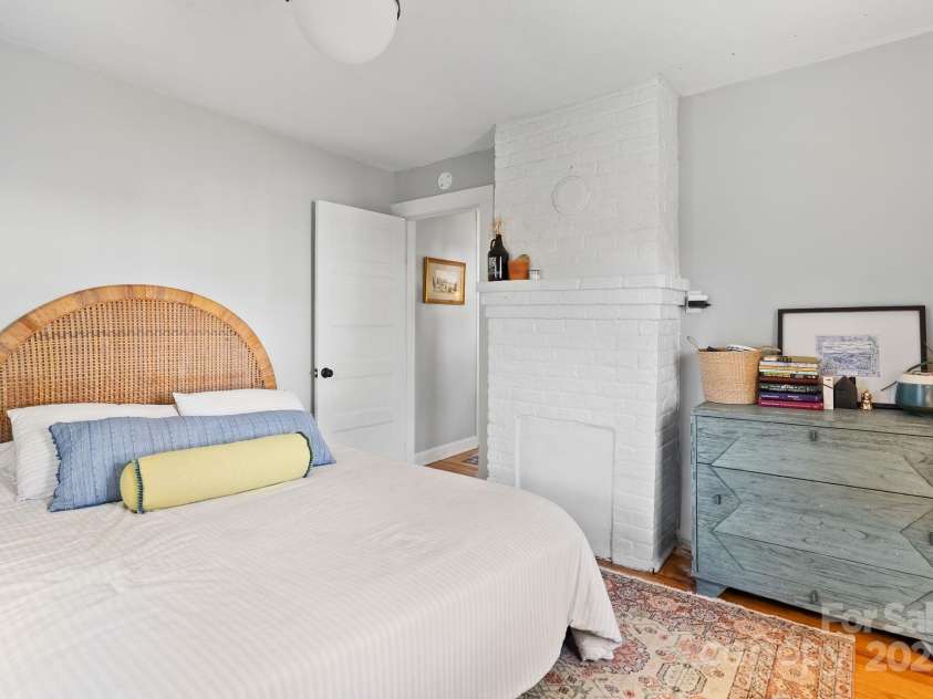 26 Oteen Park Place, Asheville, NC 28805.  MLS# CAR4292773, YatesRealty ID 34540. 