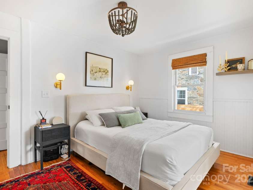 26 Oteen Park Place, Asheville, NC 28805.  MLS# CAR4292773, YatesRealty ID 34540. 