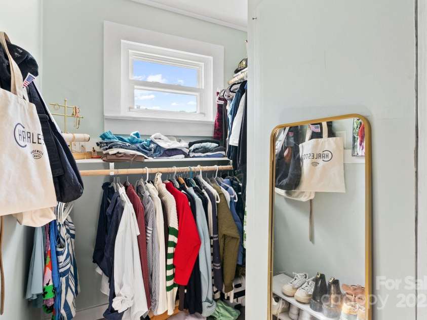 26 Oteen Park Place, Asheville, NC 28805.  MLS# CAR4292773, YatesRealty ID 34540. 