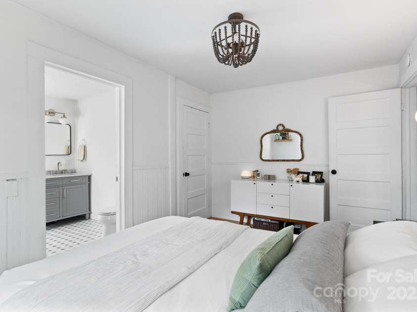 26 Oteen Park Place, Asheville, NC 28805.  MLS# CAR4292773, YatesRealty ID 34540. 