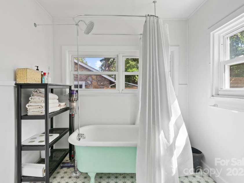 26 Oteen Park Place, Asheville, NC 28805.  MLS# CAR4292773, YatesRealty ID 34540. 