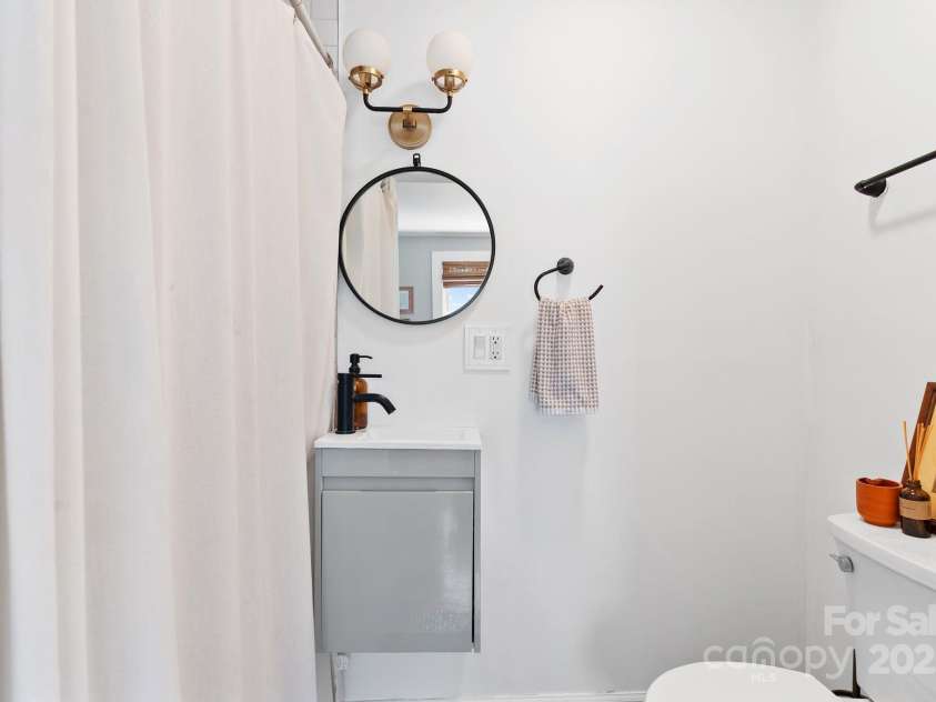 26 Oteen Park Place, Asheville, NC 28805.  MLS# CAR4292773, YatesRealty ID 34540. 