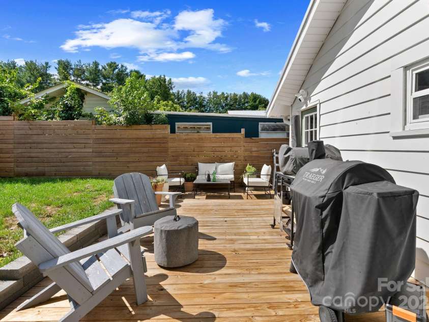 26 Oteen Park Place, Asheville, NC 28805.  MLS# CAR4292773, YatesRealty ID 34540. 