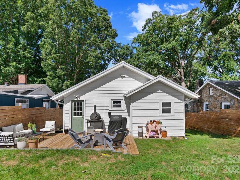 26 Oteen Park Place, Asheville, NC 28805.  MLS# CAR4292773, YatesRealty ID 34540. 