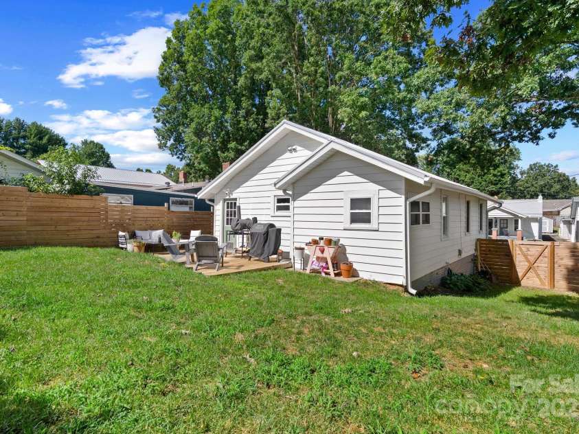 26 Oteen Park Place, Asheville, NC 28805.  MLS# CAR4292773, YatesRealty ID 34540. 