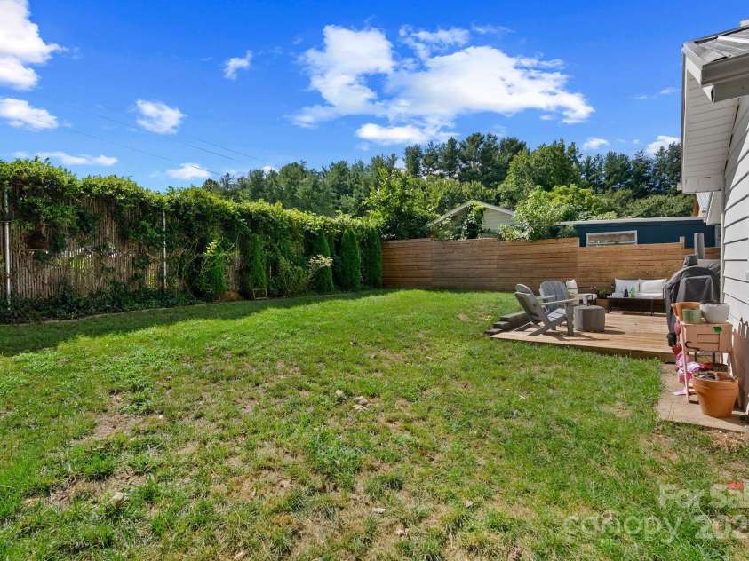 26 Oteen Park Place, Asheville, NC 28805.  MLS# CAR4292773, YatesRealty ID 34540. 