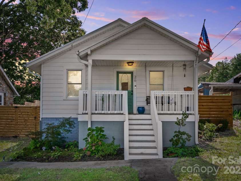 26 Oteen Park Place, Asheville, NC 28805.  MLS# CAR4292773, YatesRealty ID 34540. 