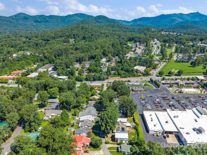 26 Oteen Park Place, Asheville, NC 28805.  MLS# CAR4292773, YatesRealty ID 34540. 