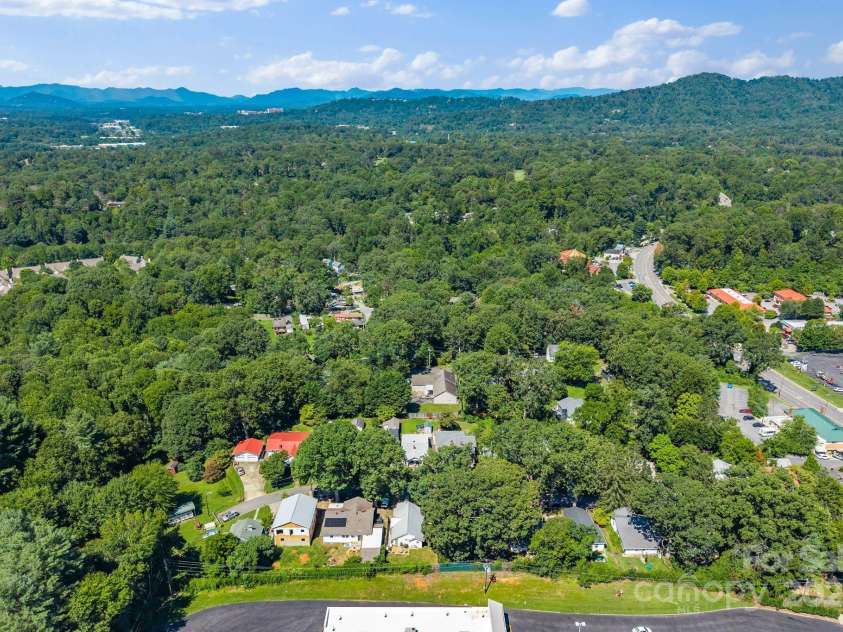 26 Oteen Park Place, Asheville, NC 28805.  MLS# CAR4292773, YatesRealty ID 34540. 