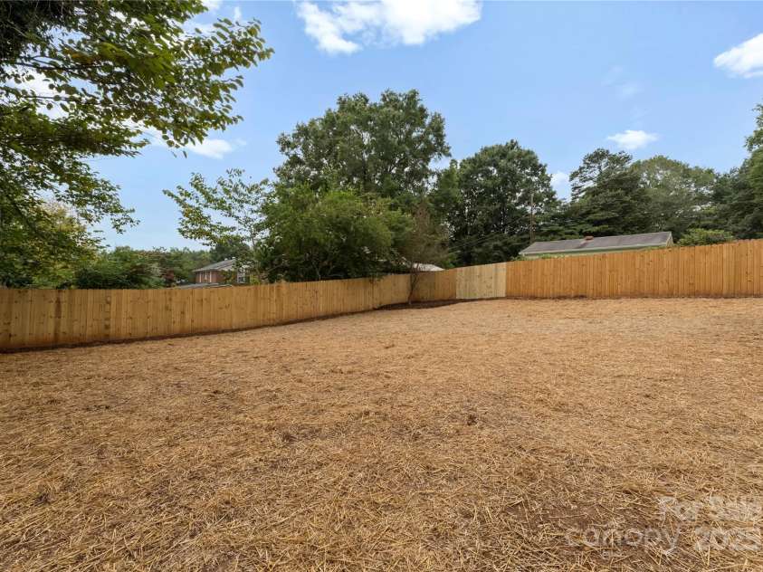 2808 Hilliard Drive, Charlotte, NC 28205.  MLS# CAR4294763, YatesRealty ID 34544. Fenced Yard