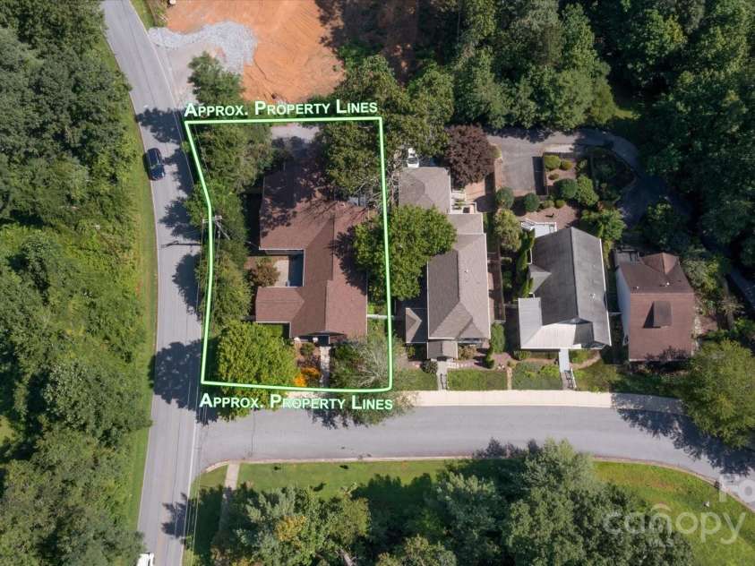 11 Town Circle, Flat Rock, NC 28731.  MLS# CAR4285794, YatesRealty ID 34545. *approx property lines