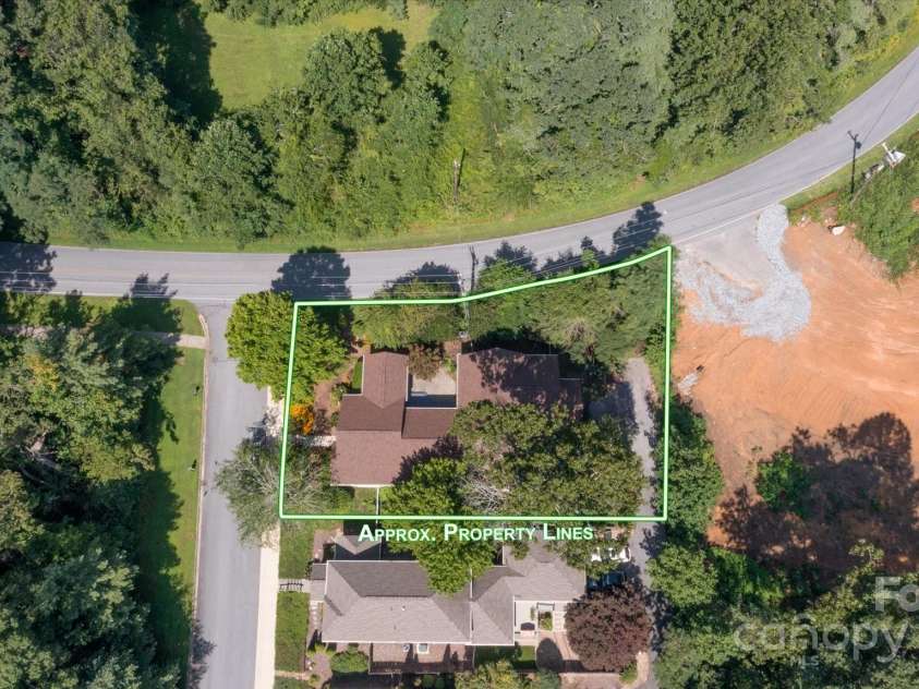 11 Town Circle, Flat Rock, NC 28731.  MLS# CAR4285794, YatesRealty ID 34545. *approx property lines