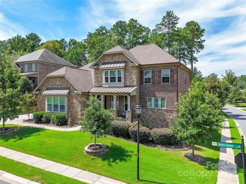 16402 Doves Canyon Lane, Charlotte, NC 28278.  MLS# CAR4288120, YatesRealty ID 34546. 