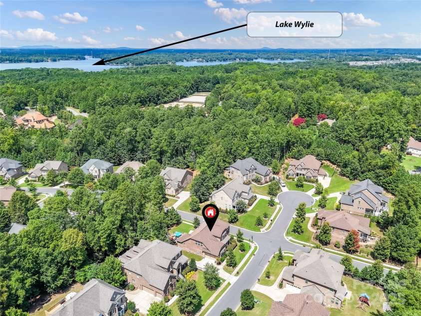 16402 Doves Canyon Lane, Charlotte, NC 28278.  MLS# CAR4288120, YatesRealty ID 34546. 
