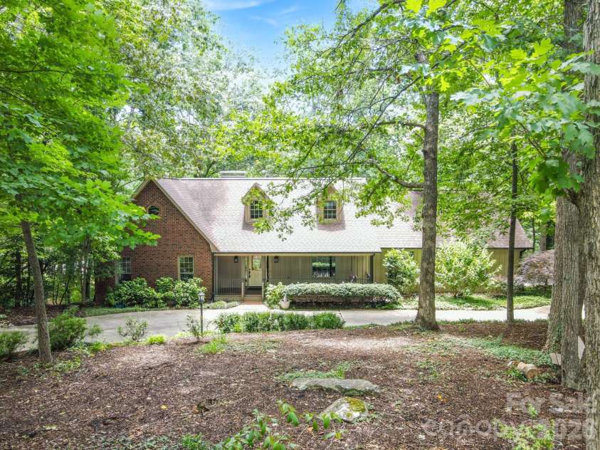 2150 9th Street, Hickory, NC 28601.  MLS# CAR4389727, YatesRealty ID 34548. 
