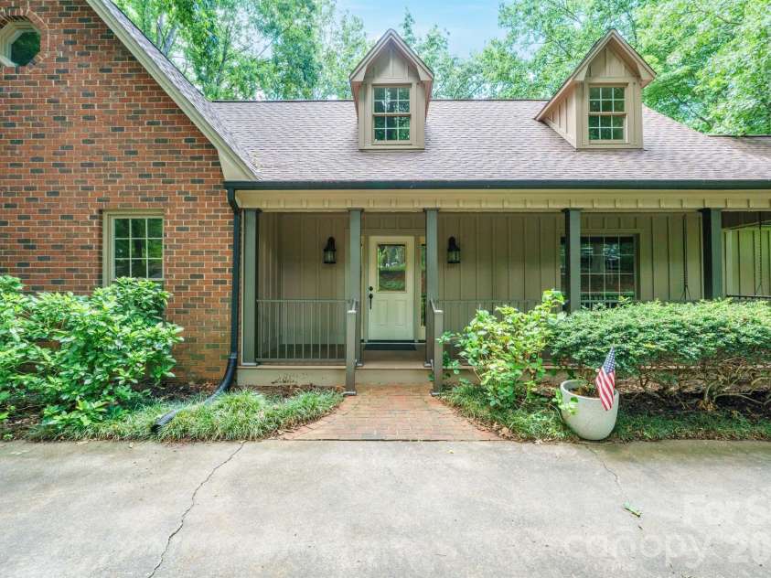 2150 9th Street, Hickory, NC 28601.  MLS# CAR4389727, YatesRealty ID 34548. 