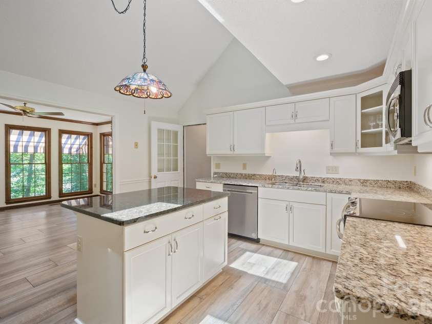 2150 9th Street, Hickory, NC 28601.  MLS# CAR4389727, YatesRealty ID 34548. 