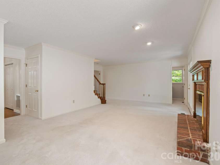 2150 9th Street, Hickory, NC 28601.  MLS# CAR4389727, YatesRealty ID 34548. 