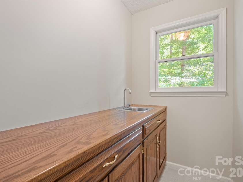2150 9th Street, Hickory, NC 28601.  MLS# CAR4389727, YatesRealty ID 34548. 