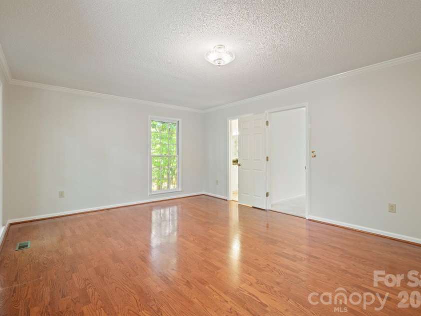 2150 9th Street, Hickory, NC 28601.  MLS# CAR4389727, YatesRealty ID 34548. 