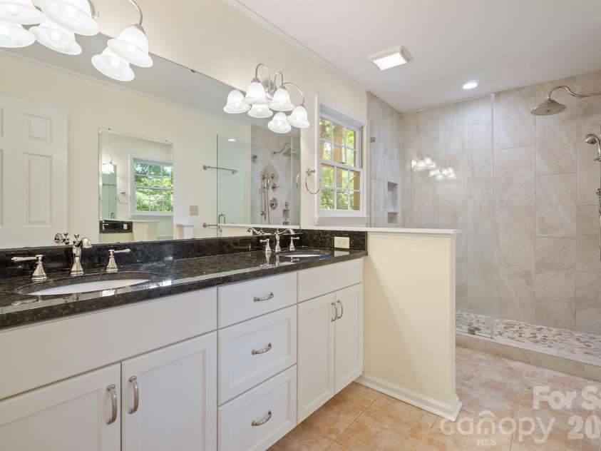 2150 9th Street, Hickory, NC 28601.  MLS# CAR4389727, YatesRealty ID 34548. 