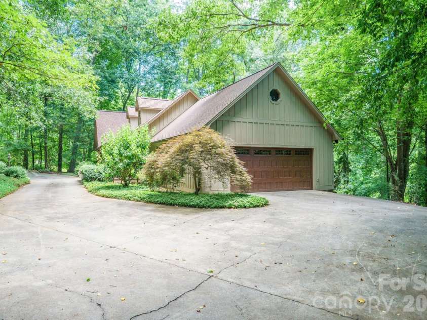 2150 9th Street, Hickory, NC 28601.  MLS# CAR4389727, YatesRealty ID 34548. 
