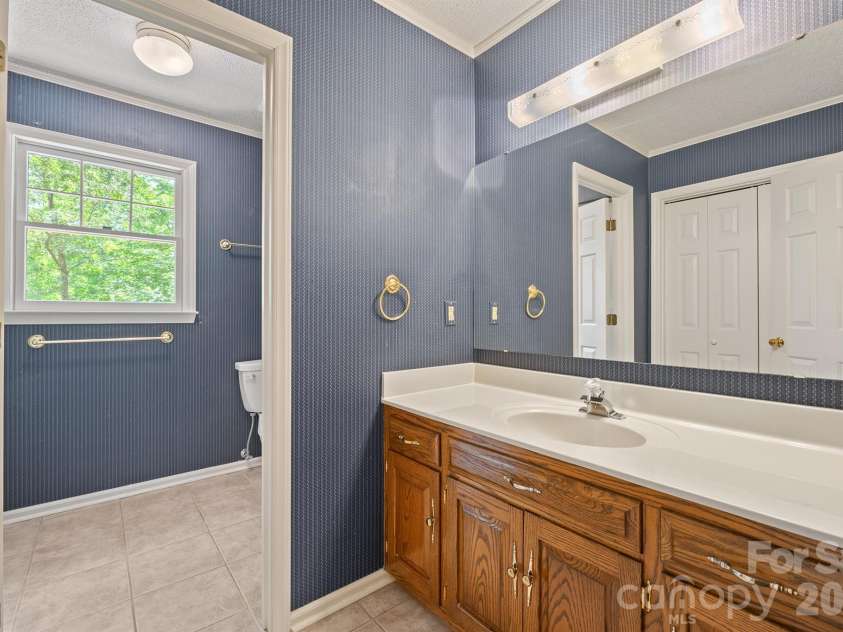 2150 9th Street, Hickory, NC 28601.  MLS# CAR4389727, YatesRealty ID 34548. 
