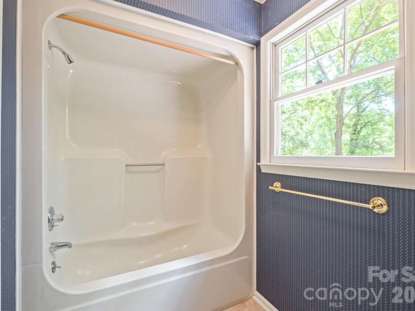 2150 9th Street, Hickory, NC 28601.  MLS# CAR4389727, YatesRealty ID 34548. 