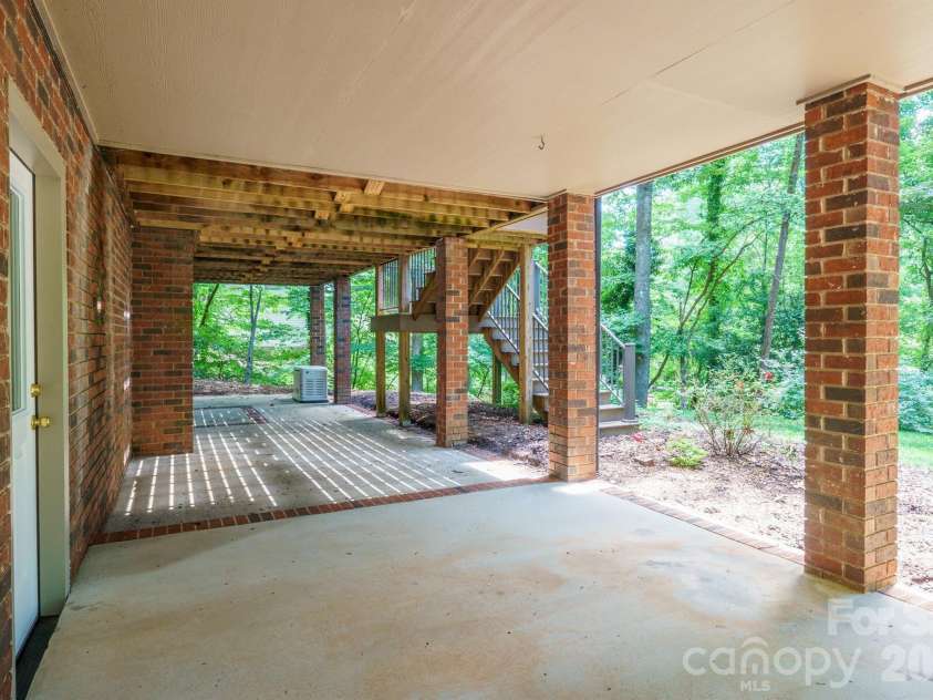 2150 9th Street, Hickory, NC 28601.  MLS# CAR4389727, YatesRealty ID 34548. 