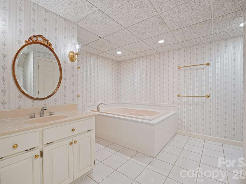2150 9th Street, Hickory, NC 28601.  MLS# CAR4389727, YatesRealty ID 34548. 