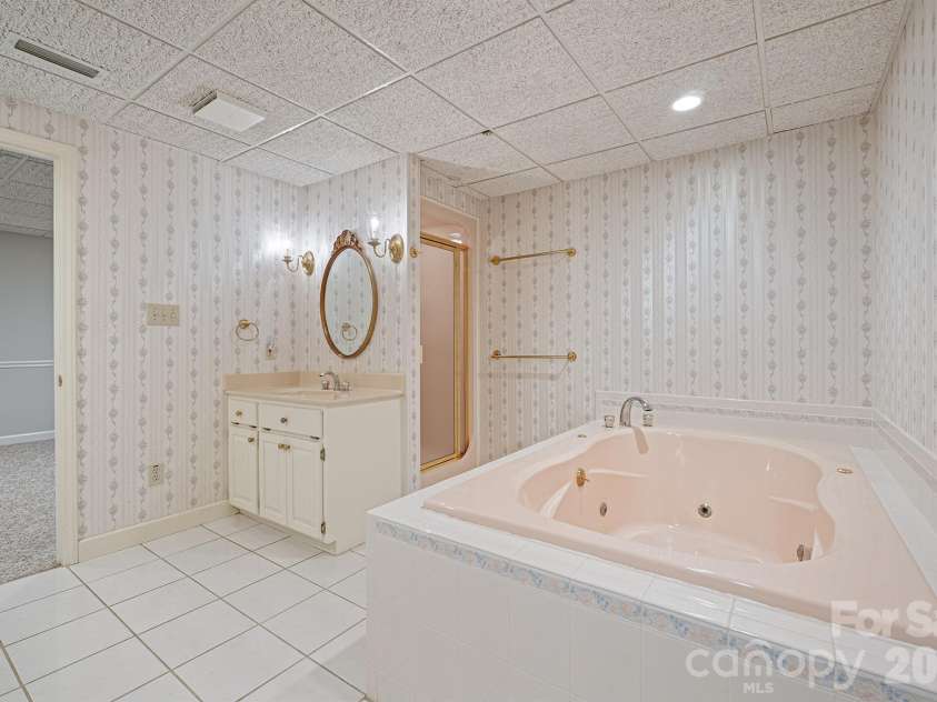 2150 9th Street, Hickory, NC 28601.  MLS# CAR4389727, YatesRealty ID 34548. 