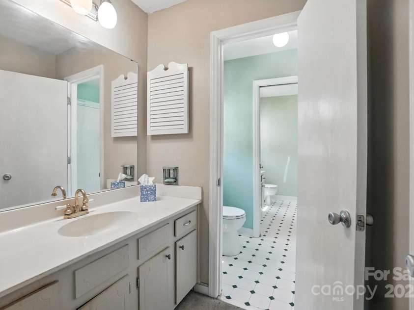 11100 Painted Tree Road, Charlotte, NC 28226.  MLS# CAR4278982, YatesRealty ID 34550. 