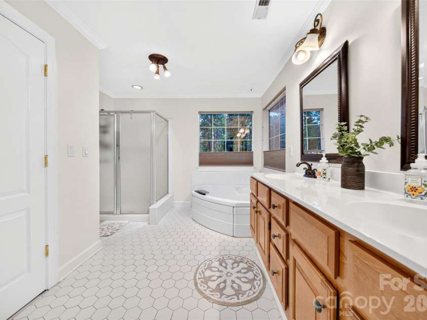 134 Waterford Drive, Mooresville, NC 28117.  MLS# CAR4389381, YatesRealty ID 34552. Primary Bath