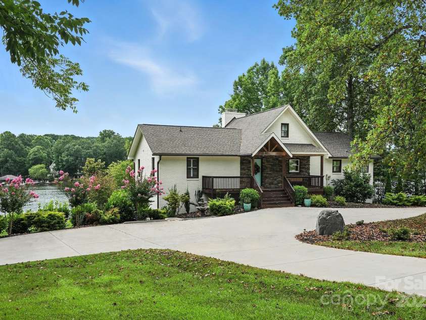 215 Barber Loop, Mooresville, NC 28117.  MLS# CAR4282282, YatesRealty ID 34552. Welcome Home!