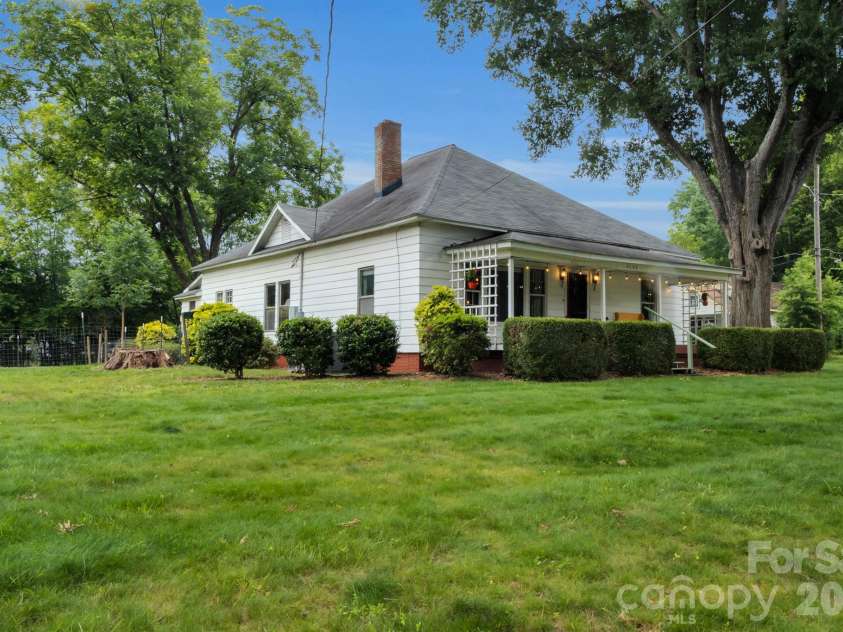 2103 Thomas Avenue, Newton, NC 28658.  MLS# CAR4395198, YatesRealty ID 34559. 