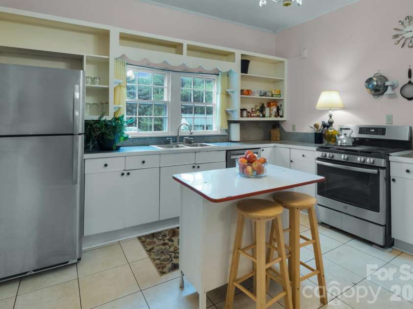 2103 Thomas Avenue, Newton, NC 28658.  MLS# CAR4395198, YatesRealty ID 34559. 