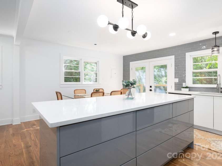 15 Yvonne Lane, Asheville, NC 28803.  MLS# CAR4198870, YatesRealty ID 3456. Large Island with Breakfast Bar