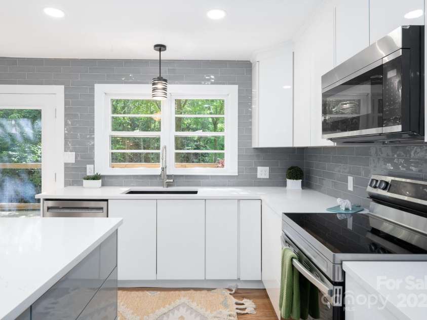 15 Yvonne Lane, Asheville, NC 28803.  MLS# CAR4198870, YatesRealty ID 3456. Lots of Cabinet and Counter Space