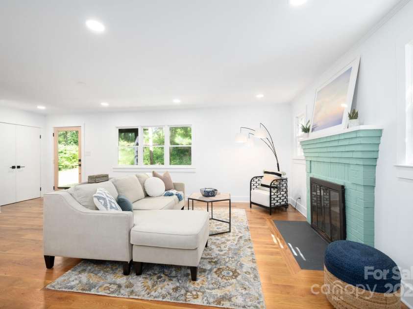 15 Yvonne Lane, Asheville, NC 28803.  MLS# CAR4198870, YatesRealty ID 3456. Spacious Living Room