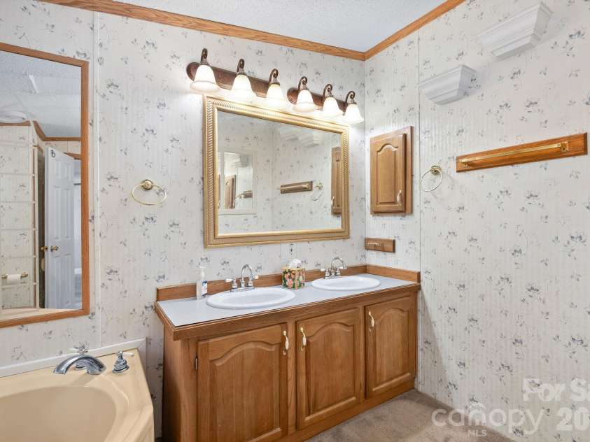 133 Spivey Mountain Road, Asheville, NC 28806.  MLS# CAR4394691, YatesRealty ID 34560. Primaries full bath