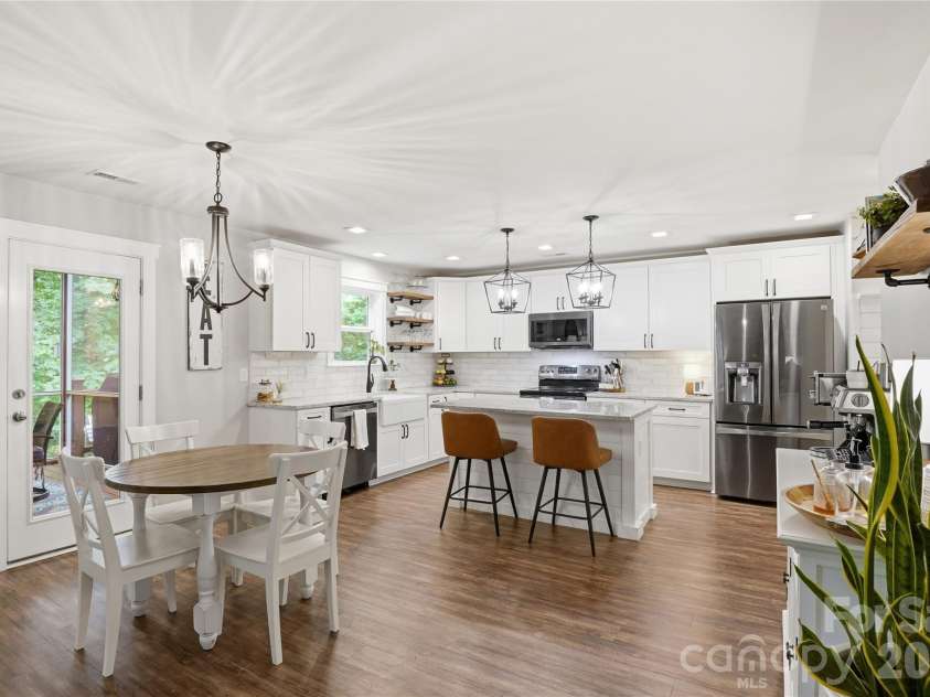 393 Wellridge Drive, Fort Mill, SC 29708.  MLS# CAR4395271, YatesRealty ID 34561. Gorgeous Updated Kitchen