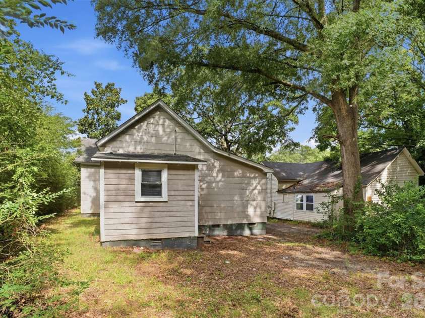 322 Willow Street, Gastonia, NC 28054.  MLS# CAR4397563, YatesRealty ID 34564. 