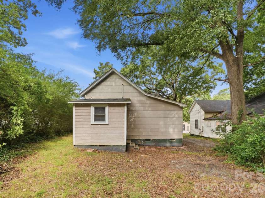 322 Willow Street, Gastonia, NC 28054.  MLS# CAR4397563, YatesRealty ID 34564. 