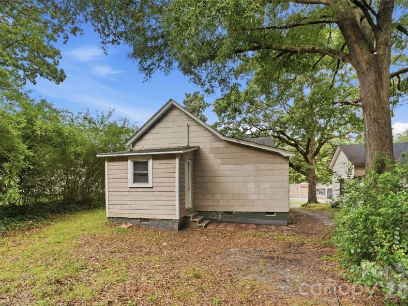 322 Willow Street, Gastonia, NC 28054.  MLS# CAR4397563, YatesRealty ID 34564. 