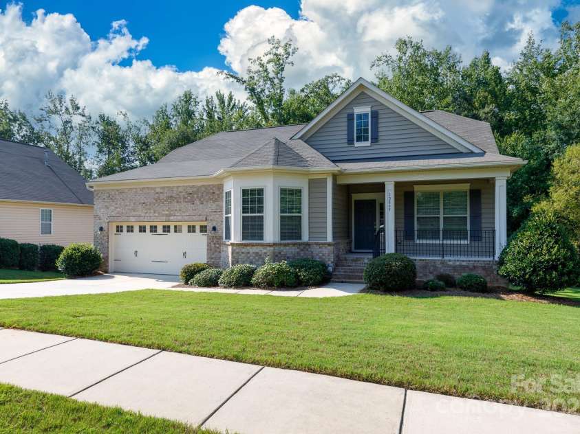 12809 Hunting Birds Lane, Charlotte, NC 28278.  MLS# CAR4292155, YatesRealty ID 34568. 