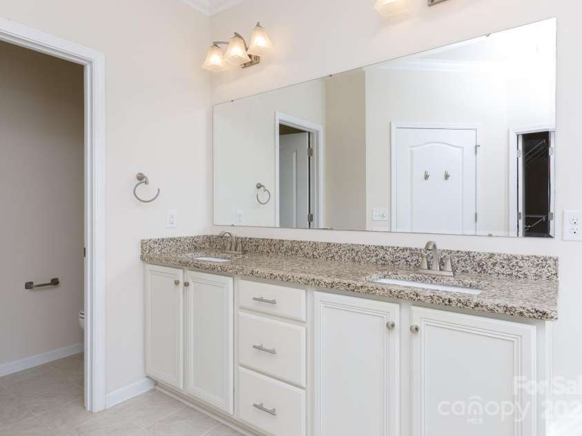 12809 Hunting Birds Lane, Charlotte, NC 28278.  MLS# CAR4292155, YatesRealty ID 34568. 